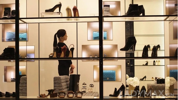 花西子称要和Chanel门对门；李宁市值创三年来新低