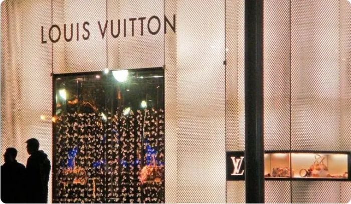 奢侈品巨头遭重创：LV、GUCCI母公司业绩大幅下滑，中国市场成关键变量